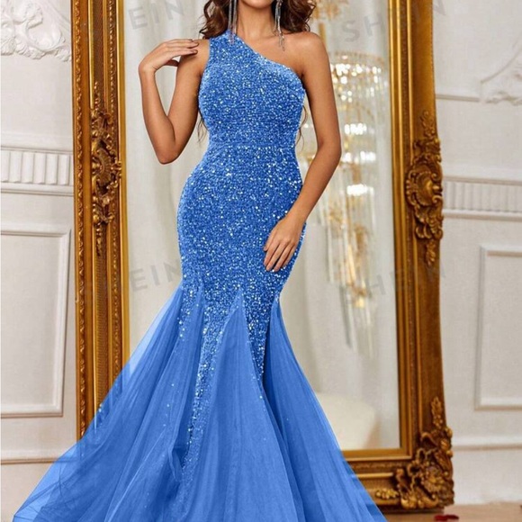 Stunning blue formal gown/dress - Picture 1 of 4
